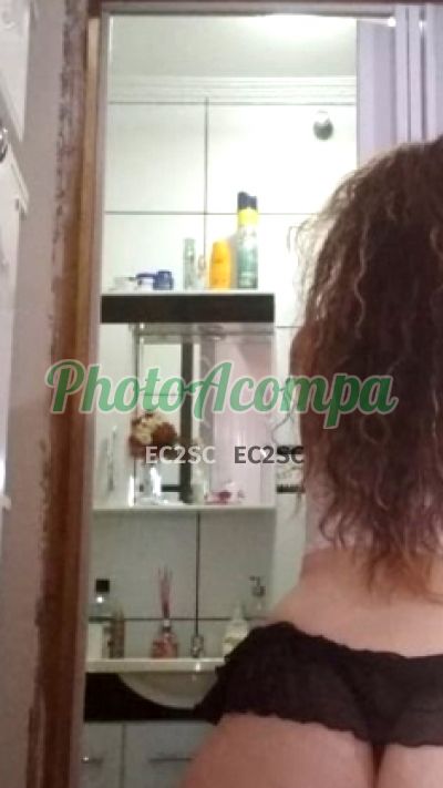 Capa do perfil de Fernanda Leão