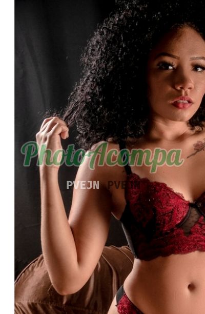 Capa do perfil de Júlia Abraão